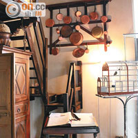 工房已有700年歷史，前身是 Massimo家族的大宅，屋內的擺設更成古董。