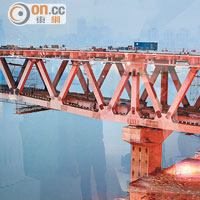 《The Bridge》<br>大量興建高鐵，標誌着中國道路發展的新一頁。Paul利用橙色的燈光突出鐵路，背景卻是一片灰藍，以互補色調形成對比。