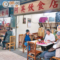 市場內沒有Cafe，但有茶室，是當地居民打牙骹之地。