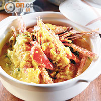 咖喱大頭蝦 $238（b）<br>用上多種香料及香草熬製的咖喱汁香辣惹味，用來煮大頭蝦令其肉質更鮮更香口。