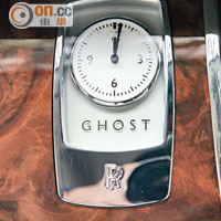 盡把氣派演繹人前的行針時計，旁邊框架更特別刻有Ghost字樣。