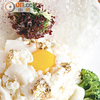 金箔京式賽螃蟹 $108<br>蛋白及帶子粒以溫油快炒並加入北海道360牛乳，鮮香嫩滑。