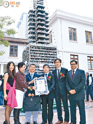 以Wendy（左二）為代表的Team Vcare團隊，成功統籌挑戰全球最高杯裝蛋糕塔活動，見證世界最高杯裝蛋糕塔在香港誕生！