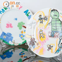 利用特製蠟筆繪畫圖案，再轉印到瓷碟上，可永久保存孩子的筆觸。