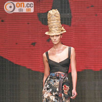 富於街頭藝術感的刺繡裙與高帽，造型突出。