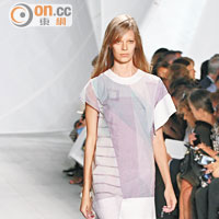 由不同質料及花紋布料拼合的T恤裙，令人產生兩件衫的錯覺。