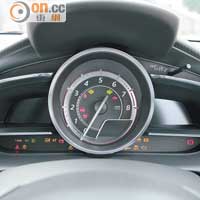 附設液晶屏幕顯示行車資訊的新款錶板，特別加有金屬邊框豐富立體感。