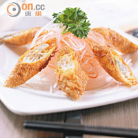 脆炸黃魚響鈴 $78<br>黃魚是上海人常吃的魚類，體形細小，師傅不嫌麻煩拆骨起肉，以腐皮包着炸得香脆，至適合懶「撩」骨一族。
