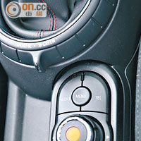 加配了按鍵及旋鈕控制，可設定行車資訊與音響。