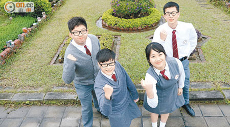 （女生左起）施慧瑩、陳嘉怡及（男生左起）何浩賢、耿昊，對參與天台花園項目獲獎十分自豪。