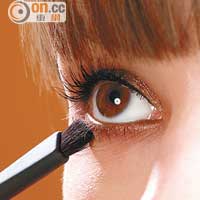 3. 沿下眼線位置為眼底掃上啡色眼影，有助放大雙眼。