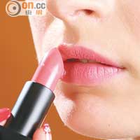 4. 塗上啞光質感的粉紅色唇膏，其柔和粉嫩的感覺可與眼妝取得平衡。