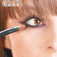 2. 利用化妝掃揉化眼底的眼影線條。