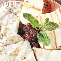 Grilled Haloumi $65 燒過的Haloumi芝士外脆內煙韌，吃時可以伴以即製的Flatbread（$20/個、$30/2個）及自家製的番茄醬及薄荷葉同吃，味道富層次。