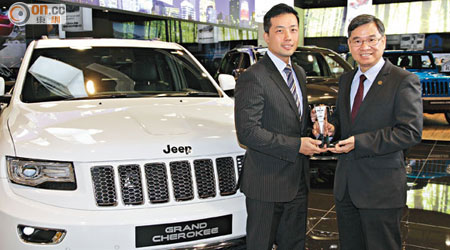 Jeep香港代理太古汽車營運總監（轎車）侯家厚（右）從香港汽車會副會長李耀培博士手中接過「最卓越歐洲豪華SUV」獎座。