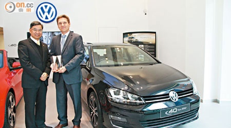 Volkswagen HK董事總經理Thorsten Jaede（右）從香港汽車會副會長李耀培博士手中接過兩項大獎。