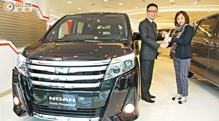 皇冠汽車豐田（Toyota）及凌志（Lexus）銷售總監敖志豪（左）在達石油（香港）私人有限公司潤滑油部區域董事呂宛珊手中接過獎項。