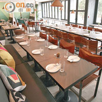 主用餐區以木作設計主調，長長的桌子最適合和大班朋友吃飯聊天。