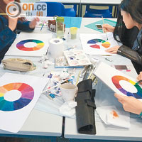 學員學習製作藝術教具色片轉盤（Colour Wheel）。