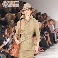 這身打扮恍如電影《奪寶奇兵》中的女版Indiana Jones。