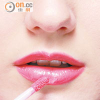 粉紅Smoky Eyes × 鮮粉紅Shiny Lips<br>搽上鮮色光澤唇膏後，可在唇中央塗搽多層同色系或閃透明亮唇彩，令唇妝更亮澤。