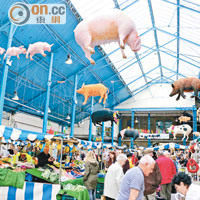 Abergavenny Market掛有數隻飛天小豬於半空，原來是為了紀念這裏曾作牲口市場的歷史。