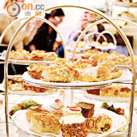三層下午茶餅架放有多款精緻蛋糕和甜點，令人食欲大增。