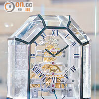 Métiers d’Art Arca座鐘以水晶打造而成，搭載了品牌全新研發的機芯，備有恒定動力系列具30天動力儲存。