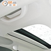 電動天窗為車廂注入不少光線，更加開揚。