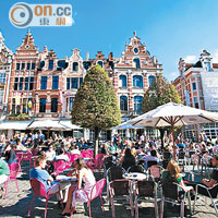 陽光普照的夏日，Old Market街頭會變身「全歐洲最長的吧枱」。