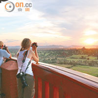 Bagan Viewing Tower<br>觀賞日落是展望台的重頭節目，大家都凝神觀看夕陽染黃佛塔的一刻。