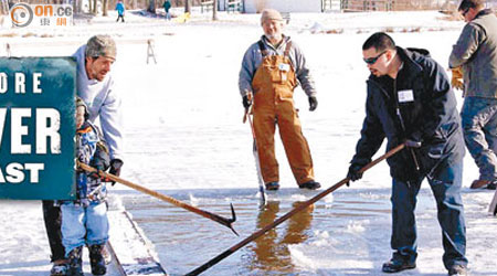 各人會利用傳統工具鏟冰，鏟出來的冰更會於獨立紀念日當天製成雪條。