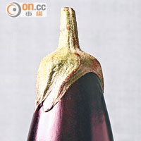 形狀口感百變<br>茄子據說原產於印度，公元4至5世紀期間傳入中國，其後再在日本與外國培植出不同品種，形狀呈長形、圓形、梨形或橢圓形，色澤則以紫黑色為主，綠色和白色茄子亦很常見。