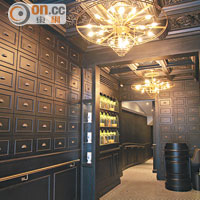 餐廳入口處，華麗吊燈下一列列黑色的「百子櫃」，貴氣神秘感兼備。