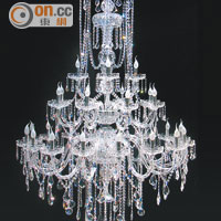 三層式經典水晶吊燈，設計以銀白色為主，水晶掛珠以拖網形式由高至低分布，令整體結構顯得更豐富。$227,600