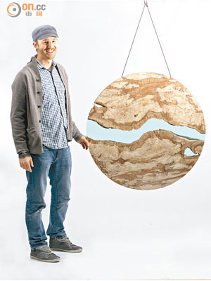 因應木材外形，Greg Klassen製作掛牆裝飾「Round River Sculpture」。