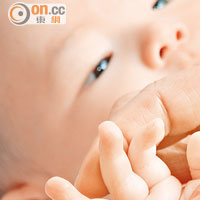 按摩可提高嬰兒的血液循環，有助腦部發育。