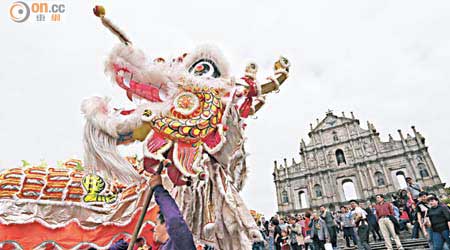 議事亭前地一帶向來最具節日氣氛，新年未到早已張燈結綵。