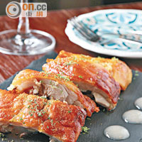 Roasted Suckling Pig with Pear Sauce $258 <BR>低溫慢烤的脆皮乳豬仔，皮脆肉嫩又多汁，怕膩的可以蘸點大廚特製的梨醬，去膩之餘口感更清新。