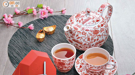 HK toile-tea set <br>以香港交通及名勝為主題的紅色圖騰茶具，寓意萬象更新、福壽雙全。	$1,700（包茶壺１個及中式杯、西式杯、底碟各２隻）（a）