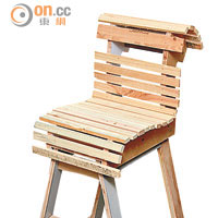 工作室展示的作品包括這張卡板木椅（非賣品），全是家維一手一腳製作。