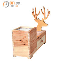 收納盒連鹿頭裝飾，只要開啟盒內的小燈泡，鹿頭的影子就會投射到牆壁上。$1,600
