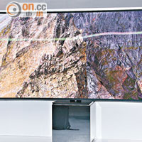 場內展出外形獨特、由瑞士設計師Yves Behar設計的82吋曲面21:9 SUHD TV S9W。