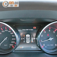 雙圓形錶板中間設有彩色屏幕，提供豐富行車資訊。