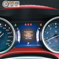 錶板以兩大銀框襯托，藉此深化戰鬥意味，中央還有屏幕顯示行車資訊。