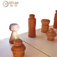 海南島藝術家利用當地盛產的木材做了不同形狀的木雕。