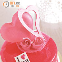 One Life One Love $318（c）<BR>代表一心一意的紅色心形蛋糕，入口有陣陣意大利芝士香味，加上草莓啫喱及杏仁蛋白蛋糕，又香又甜。