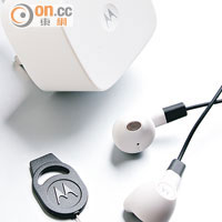 附送一系列配件，包括雙USB充電器、黑白配色耳機及卡針。