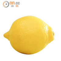 胡醫師指出，多吃含豐富維他命C的水果，如橙、檸檬，可增強身體抵抗力。