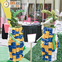 由本地品牌FAVE by Kenny Li創辦人Kenny設計的羊，以香港夢為靈感，將黃及藍色絲帶以摺疊方式設計出羊咩咩造型。